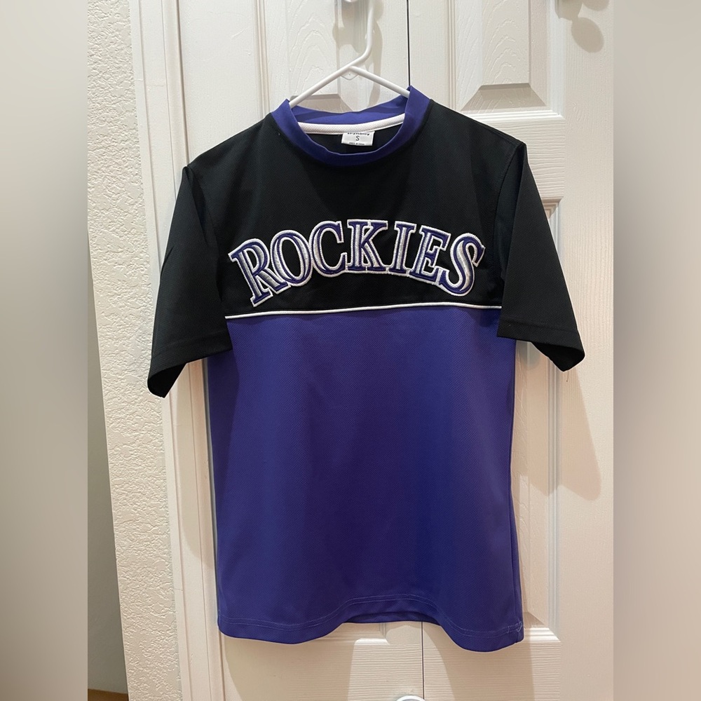 🦋Rockies T Shirt - Black and Purple

COLORADO ROCKIES T

EUC